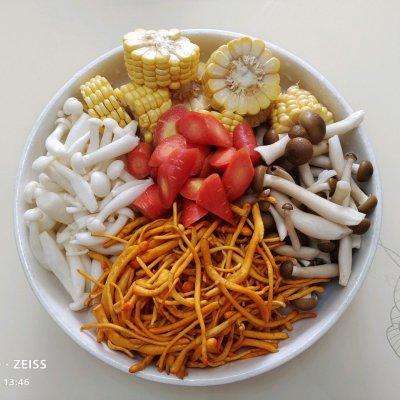 人气家常下饭菜「玉米菌菇排骨汤」，一秒征服家人的胃