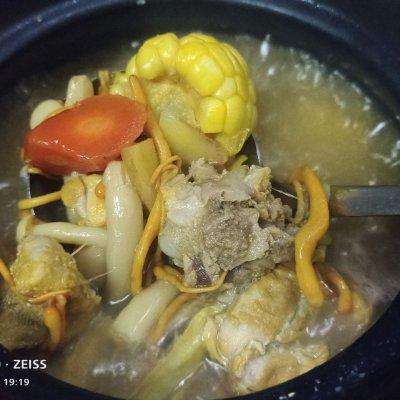 人气家常下饭菜「玉米菌菇排骨汤」，一秒征服家人的胃